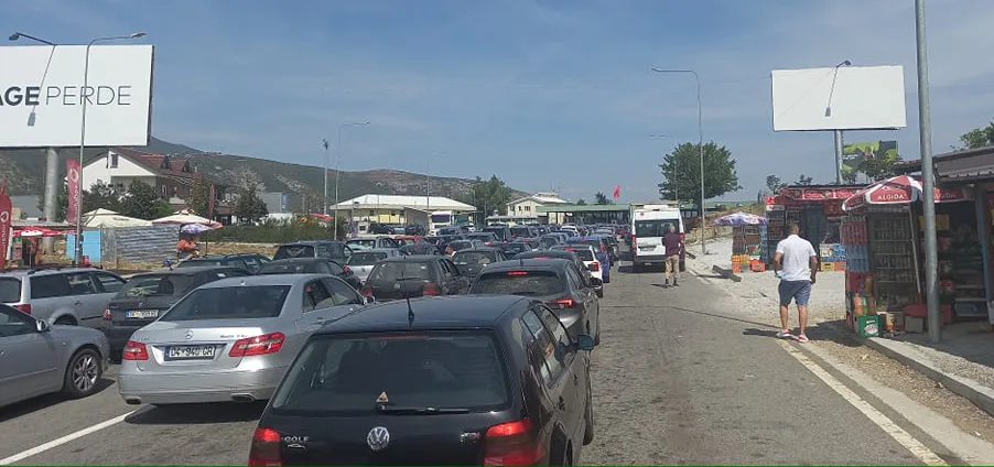 Sërish kolona të gjata në pikën kufitare në Vërmicë