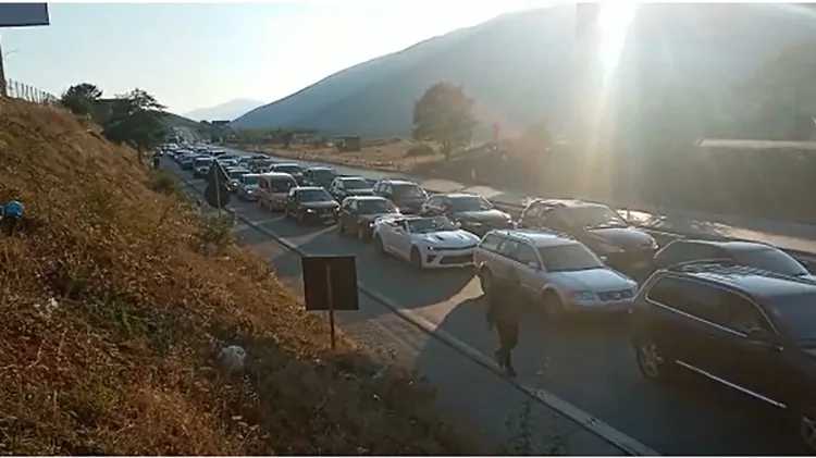 Pritje disa orësh për të hyrë në Kosovë