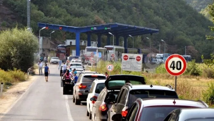 Fluksi në pikat kufitare të Kosovës, mbi tre orë pritje për të dalë nga Kosova në Merdar