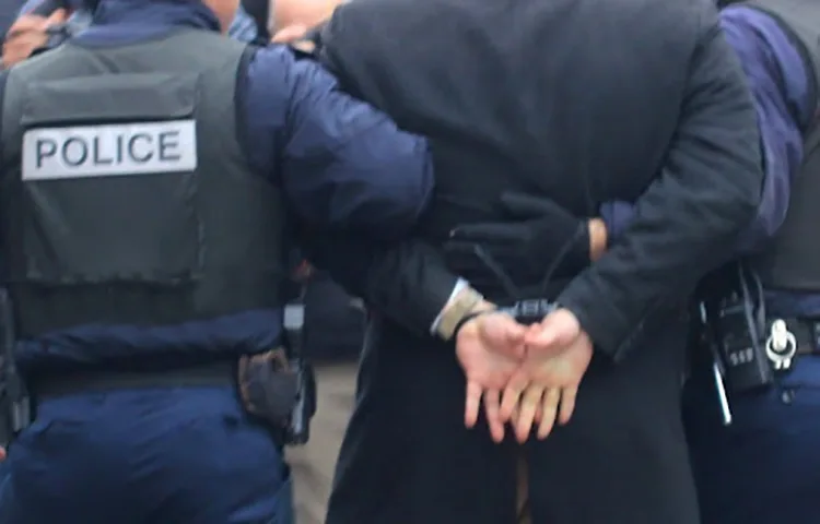 Ndalohen dy persona për mashtrim me dokumente, njëri është avokat