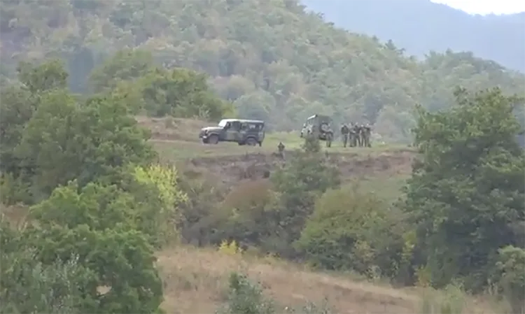 Pamje se si xhandarmëria serbe vrojton Policinë e Kosovës në Jarinjë