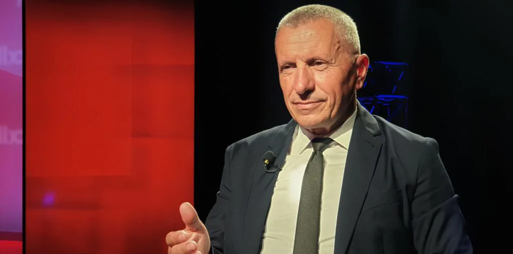 Kamberi: Nuk dorëzohemi para mediave të Vuçiqit