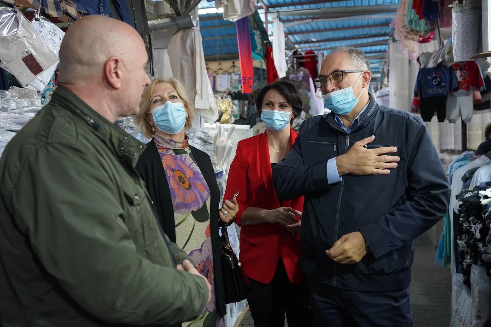 Kandidati i PDK-së, Shaqir Totaj, viziton tregtarët në ” Qylhan”
