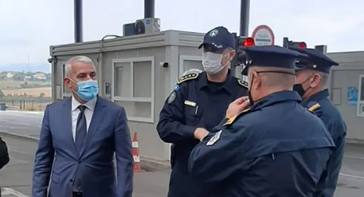 Xhelal Sveçla viziton pikëkalimin kufitar në Merdarë