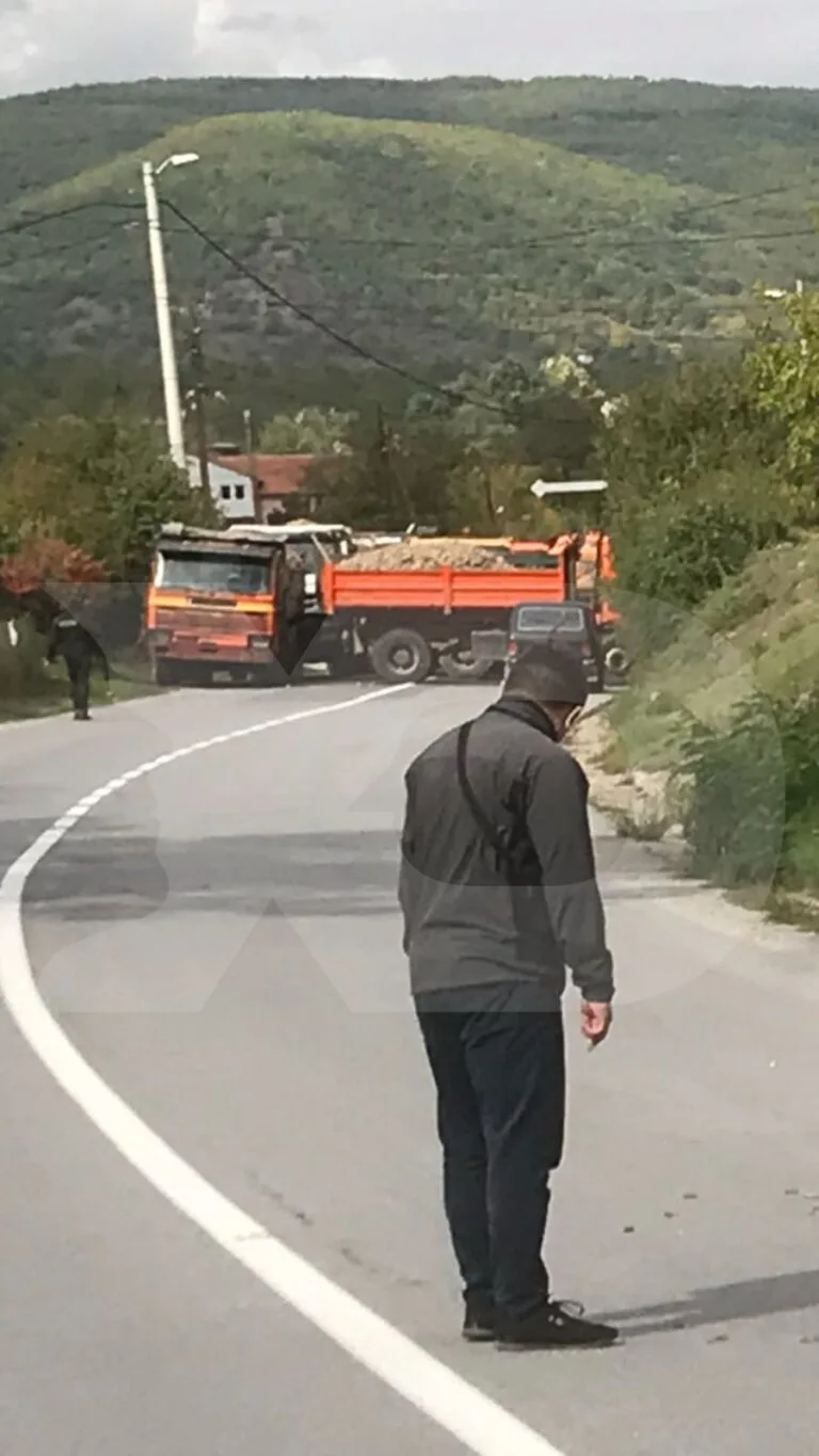 Rikthehen barrikadat në veri, serbët bllokojnë rrugën në Rudarë