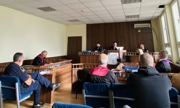 I akuzuari për vrasjen me tetë plumba në Istog thotë se kur ndodhi vrasja ka qenë tek nëna e tij për drekë