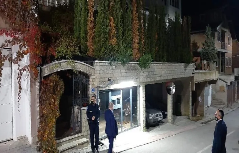 Largohen forcat e sigurisë që po qëndronin para shtëpisë së Kurtit
