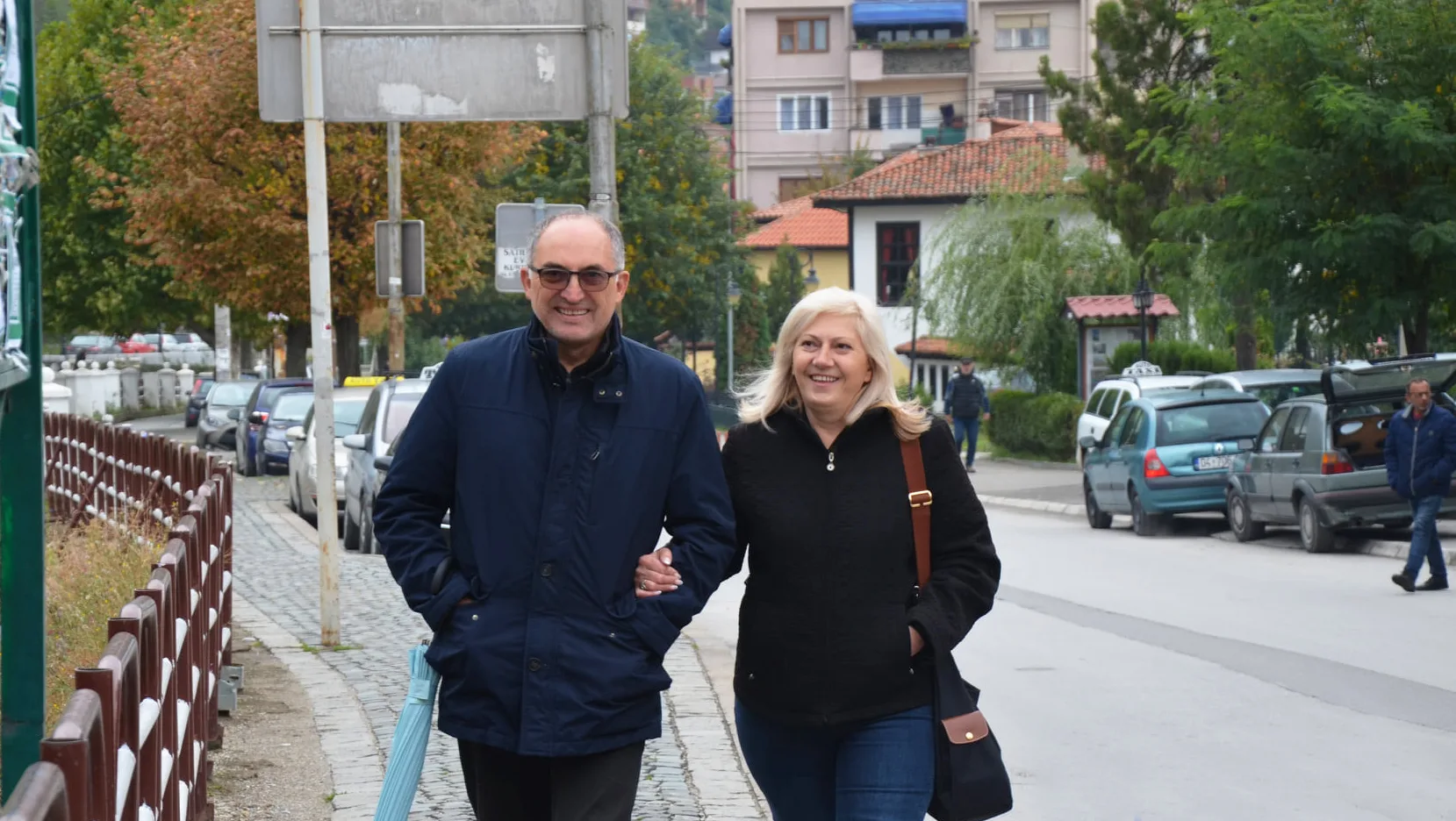 Kandidati Totaj i shoqëruar nga bashkëshortja, takon qytetarë