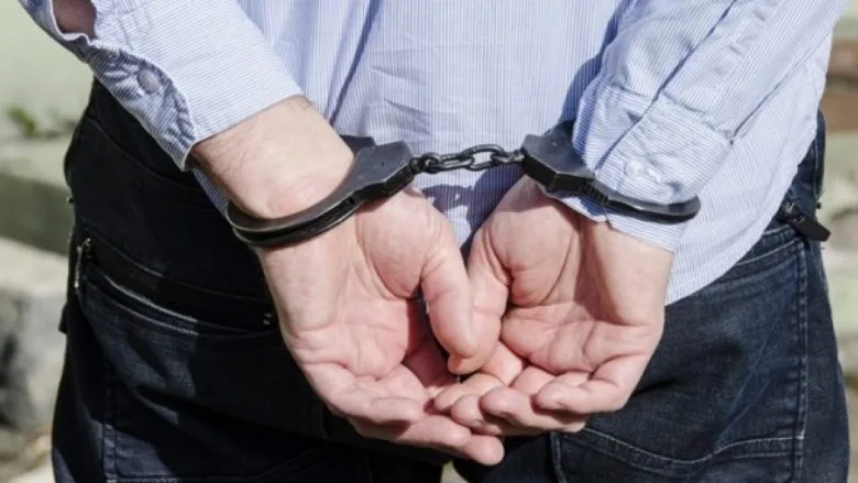 Prezantohet rrejshëm si person zyrtar dhe ngacmon seksualisht një femër, arrestohet i dyshuari në Mitrovicë