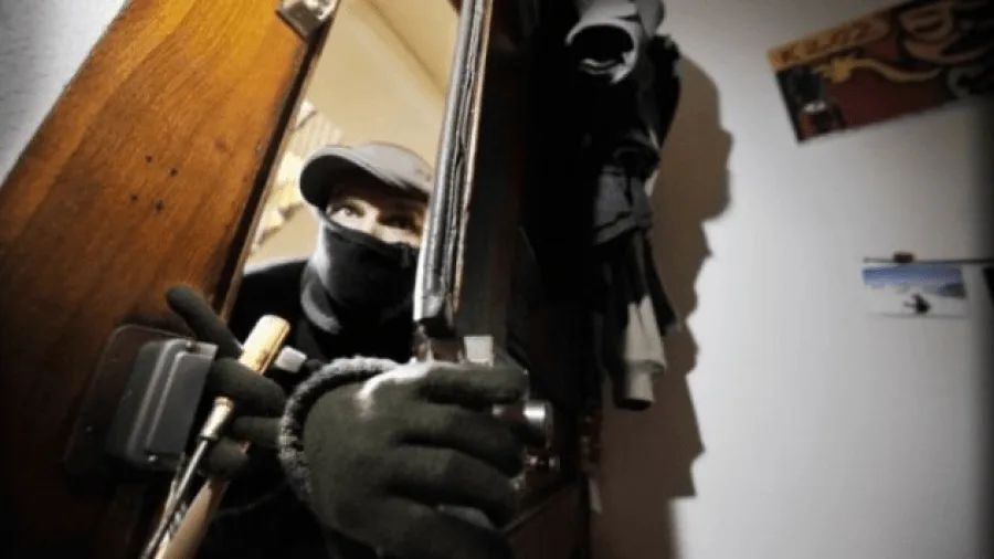 Hajnat në mënyrë të organizuar, dalin e i vjedhin shtëpitë në Peçan të Suharekës (Video)