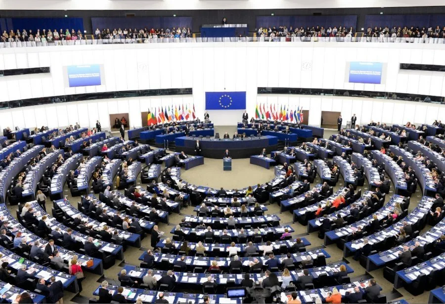 Parlamenti Evropian voton pro pranimit të Ukrainës si vend kandidat