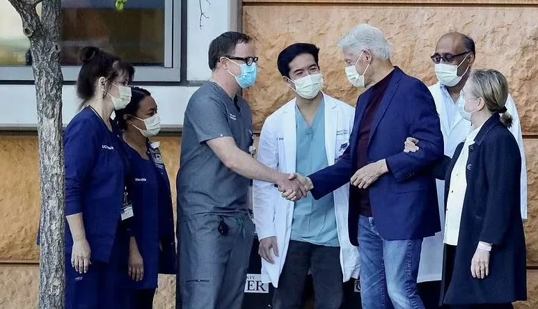 Bill Clinton lirohet nga spitali (FOTO)
