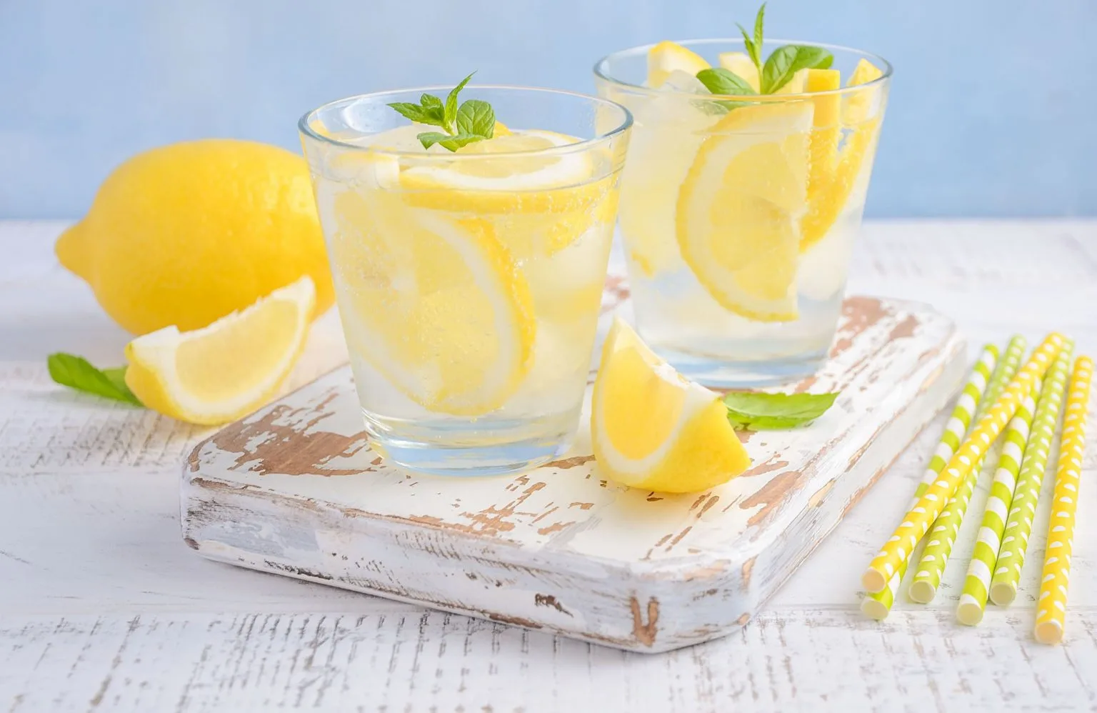 Uji me limon është i shëndetshëm vetëm nëse dini si ta përgatisni!