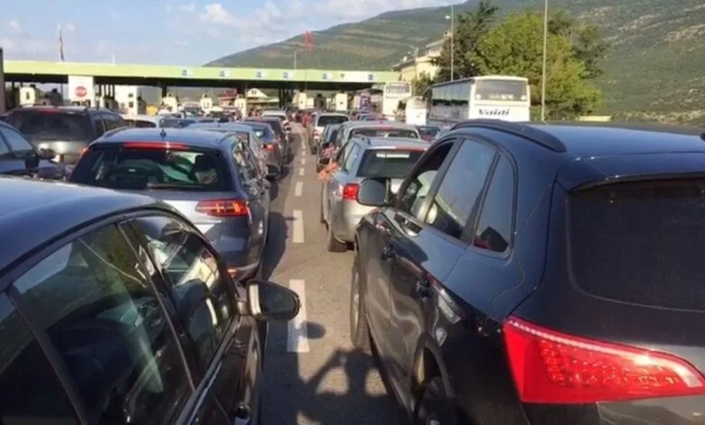 Zyrtarët rusë, të shpallur “non grata”, shihen duke lëshuar Kosovën