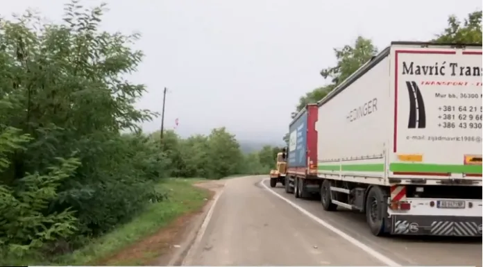 Pas 12 ditësh bllokadë, lirohet për qarkullim njëra korsi e rrugës në Jarinjë