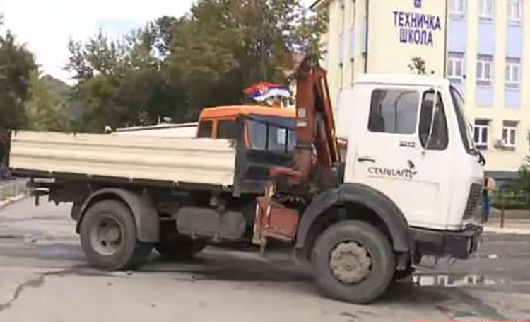 Kompania ku ministri Rakiq figuron drejtor bllokon rrugën në veri