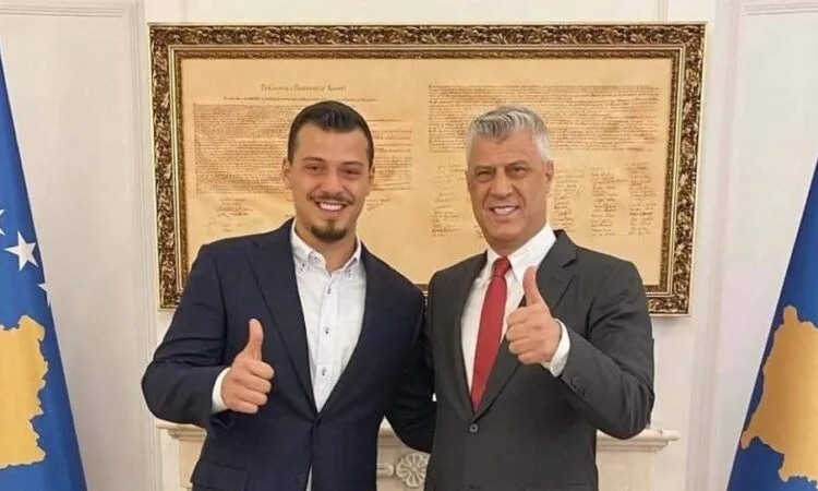 Djali i Thaçit publikon foto të babait me presidentët amerikanë: Koha kur kishte kush të kujdesej për Kosovën