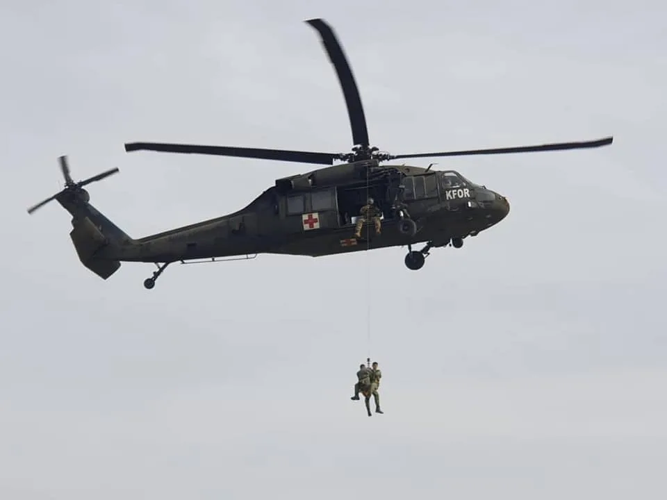 Instruktorët ushtarakë amerikan stërvitin kadetët e Akademisë së Mbrojtjes