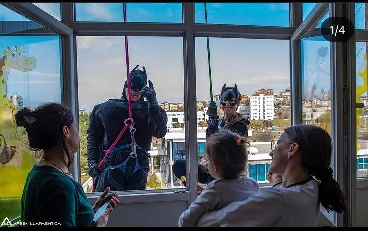“Superheronjtë” surprizojnë fëmijët e shtrirë në klinikën e Pediatrisë në QKUK