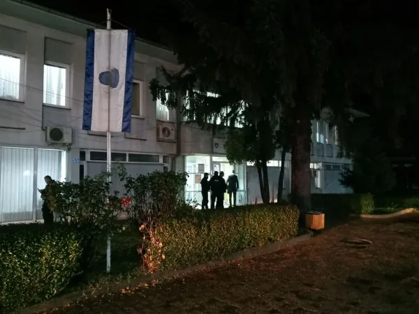 Sveçla e Mehaj qëndruan mbrëmë tek policia në Deçan