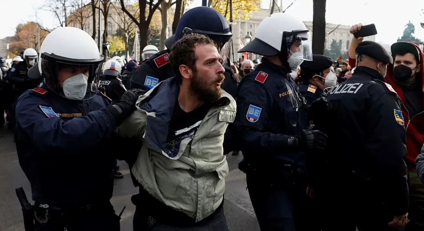 Austria kthen izolimin, mijëra protestues përleshen me policinë