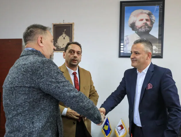 Sami Lushtaku e Bekim Jashari shtrëngojnë duart në ditën e fundit si kryetar