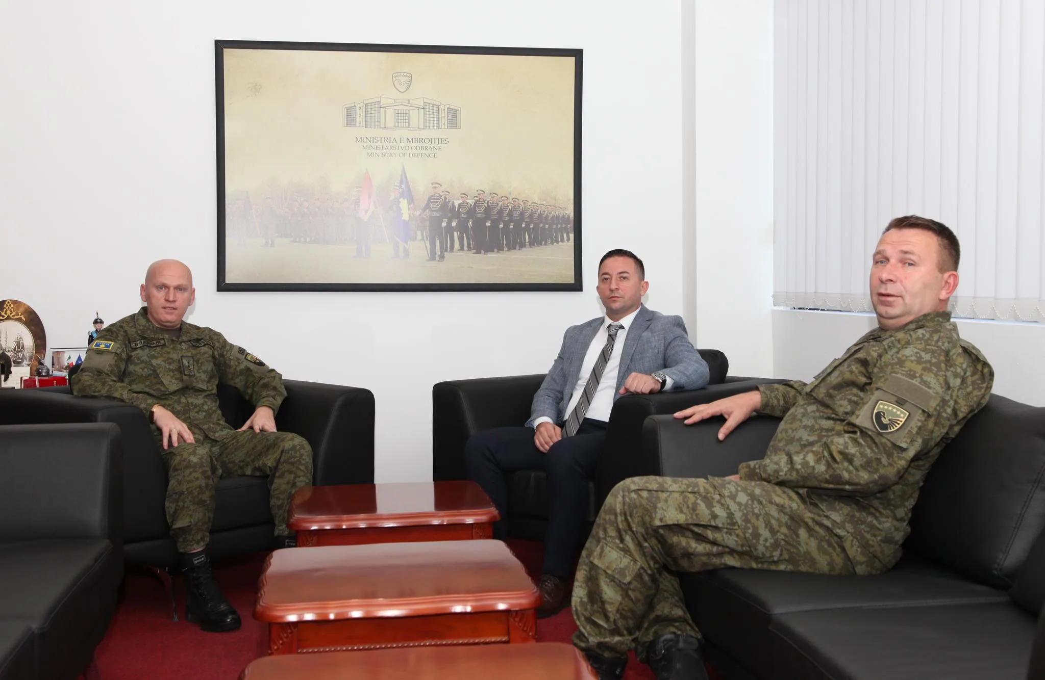Në Ministrinë e Mbrojtjes bëhet pranim dorëzimi i detyrës së Komandantit të FSK-së nga gjeneral Rama dhe gjeneral Jashari