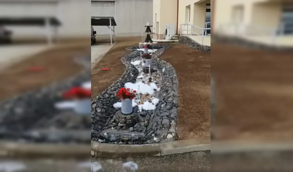 Të burgosurit ndërtojnë fontanën në Burgun e Sigurisë së Lartë (VIDEO)