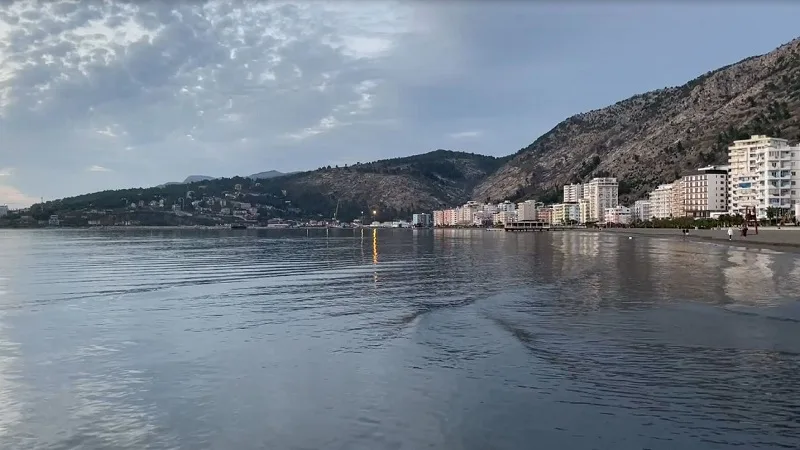 Ndoti me naftë detin në Shëngjin, shpallet në kërkim kapiteni i anijes