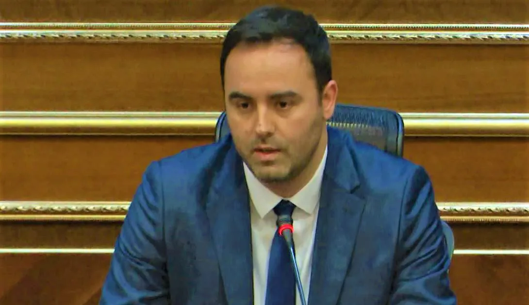 “PDK më e disiplinuar se VV dhe LDK”, Konjufca duartrokitet nga deputetët