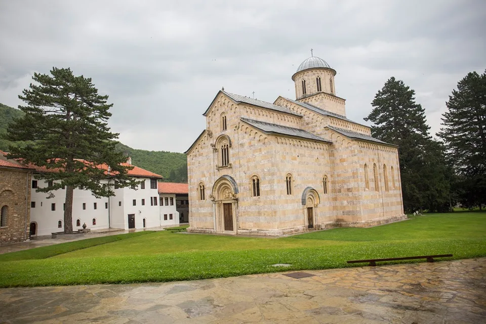 Shtetet e QUINT-it sërish i bëjnë thirrje Kosovës ta zbatojë vendimin për Manastirin e Deçanit