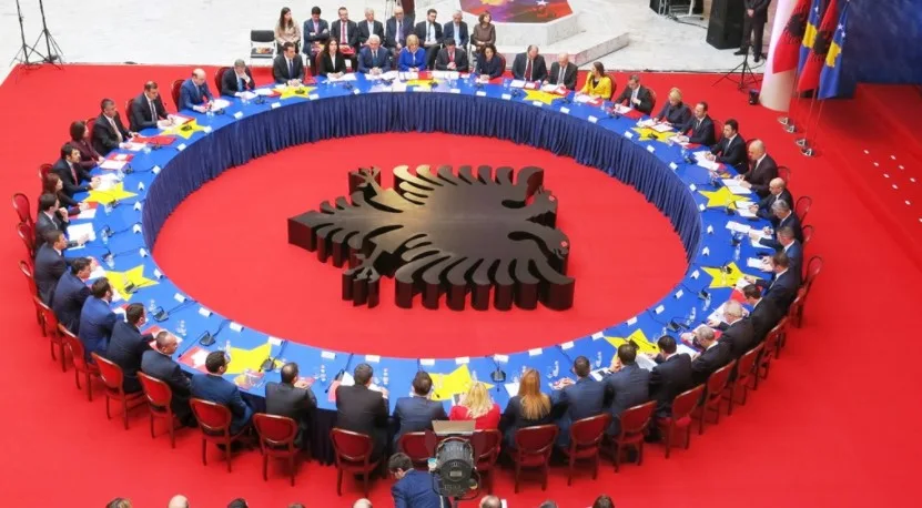 Shqipëri: 80 % e shqiptarëve, pro bashkimit me Kosovën