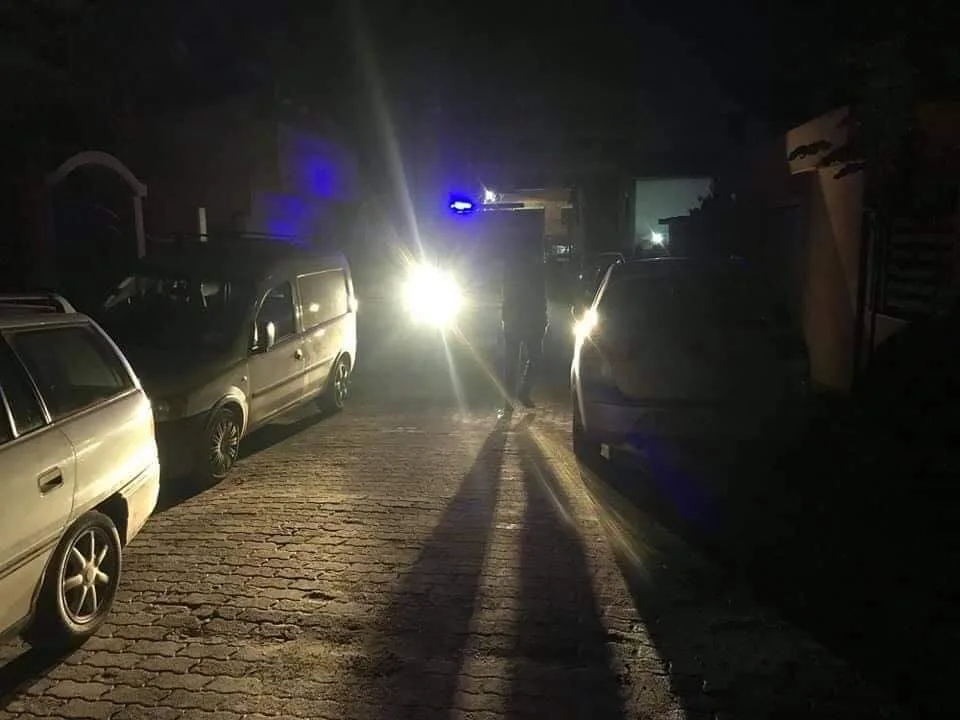 Nga parkimi i veturave në rrugë, bllokohet autoambulanca në Prizren