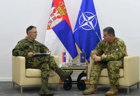 Komandanti i KFOR-it takon shefin e ushtrisë serbe, flasin për sigurinë në Kosovë