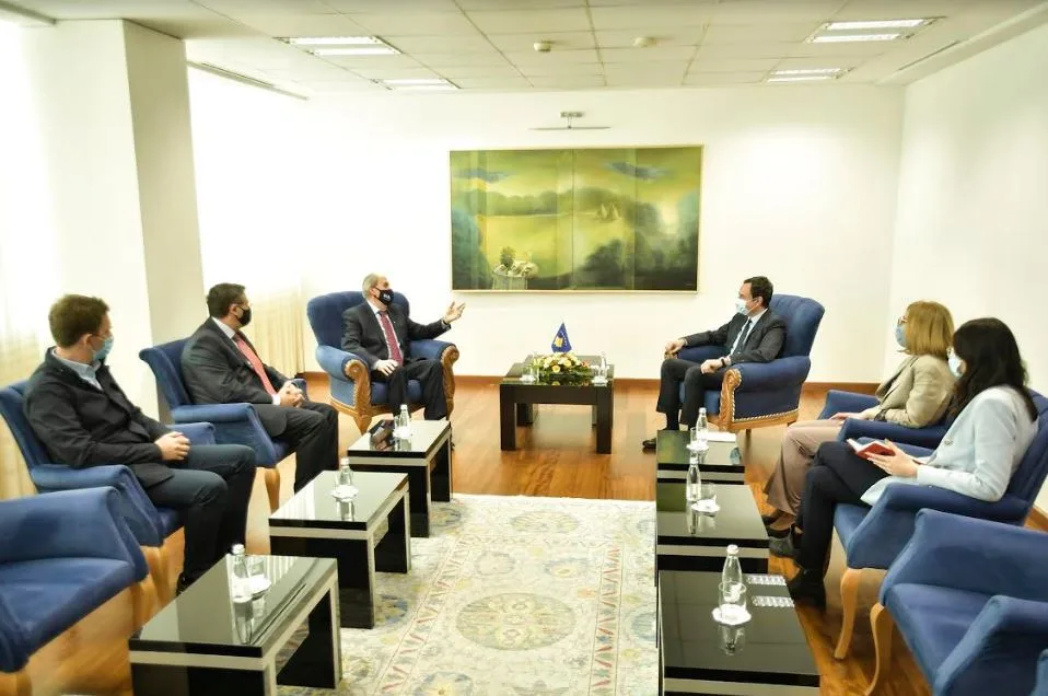 Kurti: “Zëri i Amerikës” promovoi ndryshimet e mëdha për shqiptarët e Kosovës dhe jashtë saj