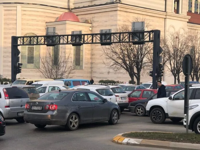 Ndalet rryma, s’punojnë semaforët, bllokohet qendra e Prishtinës