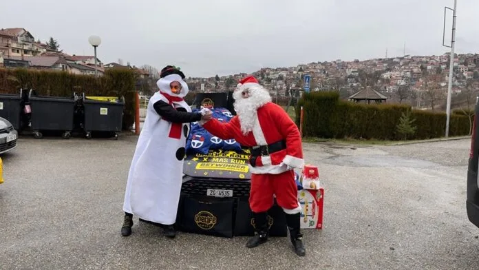 Maraklitë e kerreve i gëzojnë fëmijët e SOS Fshatrave me dhurata për festat e fundvitit