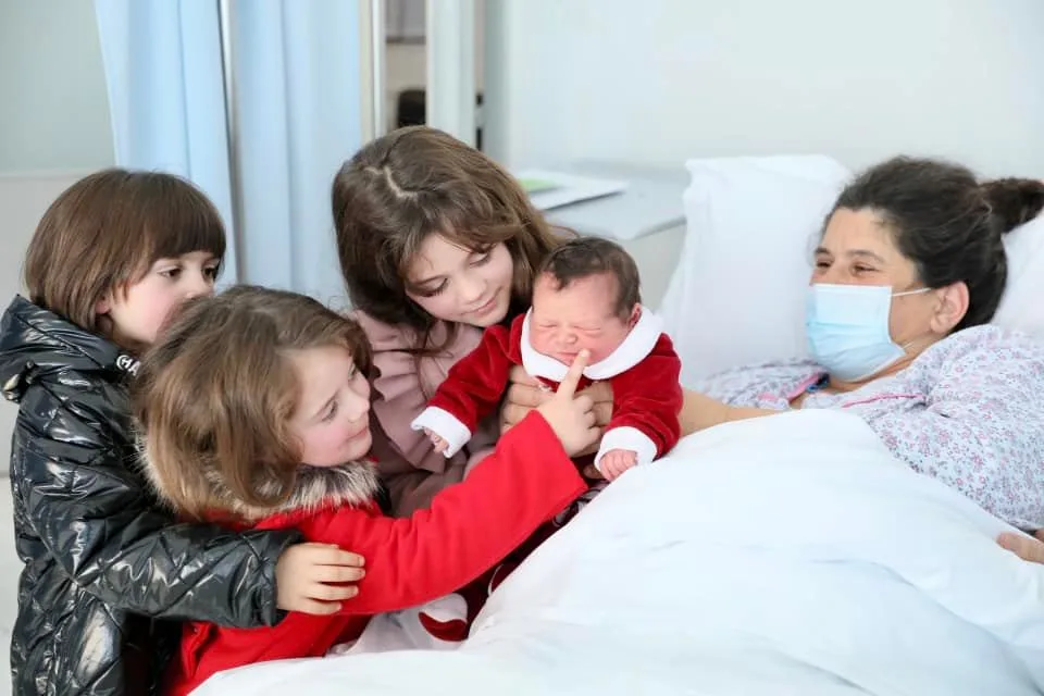 Shqipëri: Gëzim i papërshkruar, familja shqiptare mirëpret fëmijën e 9-të (FOTO)