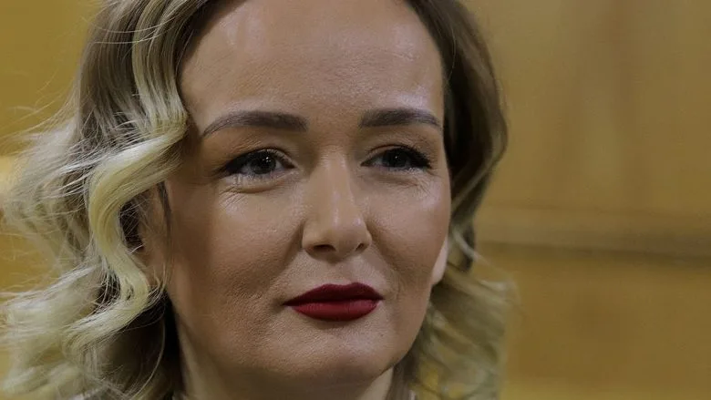 Adriana Matoshi reagon për herë të parë pas operimit në tru: Fuqia e Zotit, lutjet e juaja dhe përkushtimi i mjekëve më rikthyen sërish në jetë