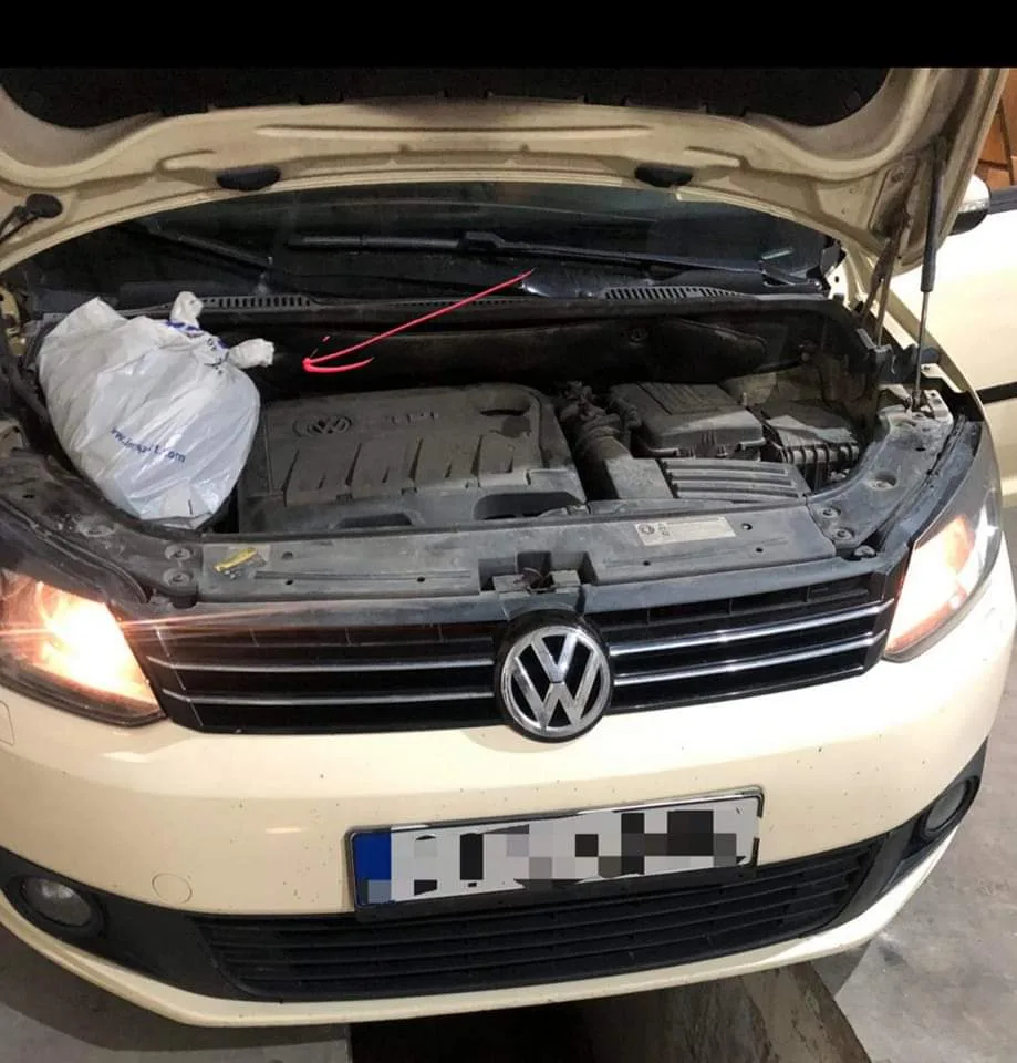 Policia në Vërmicë gjen drogë të fshehur te motori i një automjeti