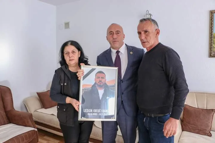 Haradinaj viziton familjet e viktimave të sulmit në Gllogjan