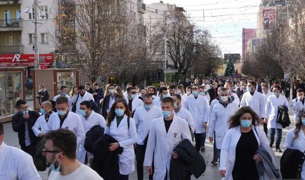 Specializantët protestojnë: Familja nuk mund të na financoj gjatë gjithë jetës