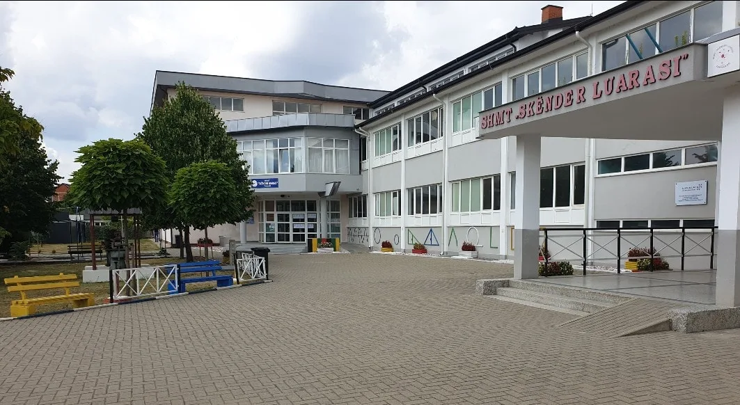 Drejtori i shkollës në Suharekë: Nga 240 nxënës që kemi pranuar, 100 prej tyre nuk dinë shkrim-lexim
