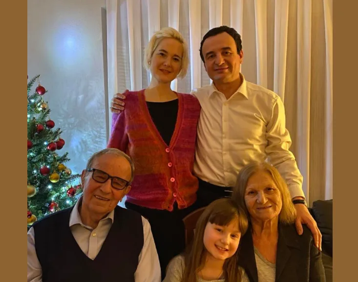 Kurti publikon foto me familje, ua uron qytetarëve Vitin e Ri