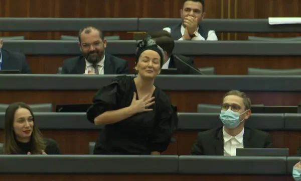 Adriana Matoshi rikthehet në Kuvend pas operacionit