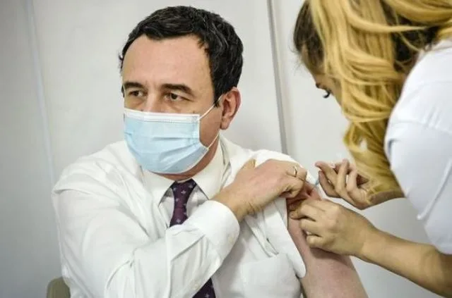 Kurti merr dozën e tretë të vaksinës anti-COVID