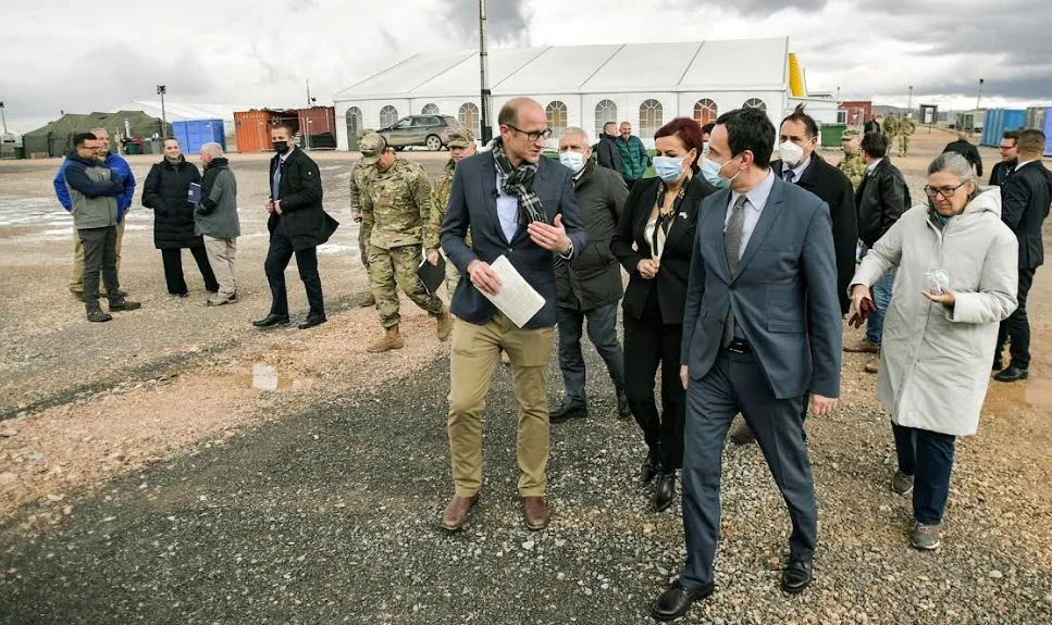 Kurti vizitoi qytetarët afganë që po qëndrojnë në kampin Bondsteel