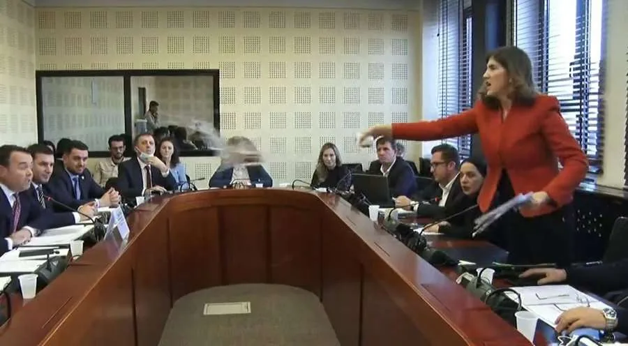 Deputetja Musliu e gjuan me ujë ministrin Peci, e quan rrugaç