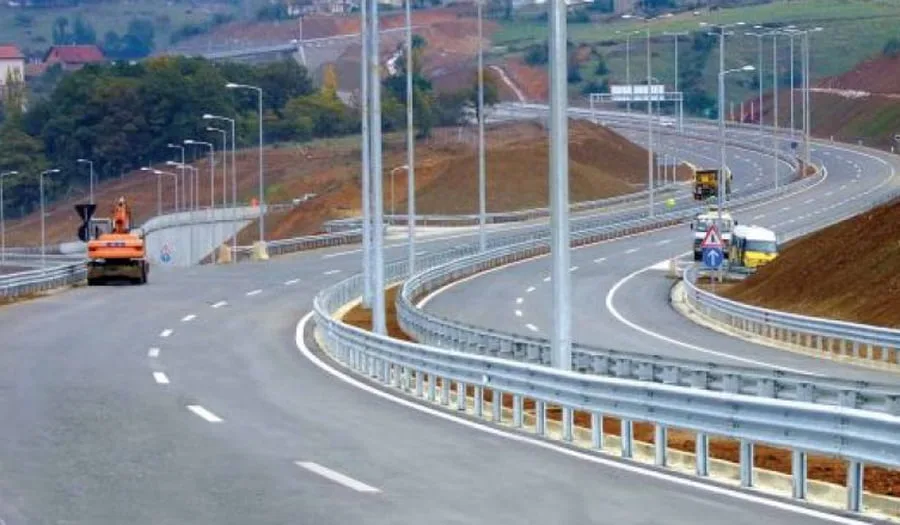 I prezantohen si policë në autostradën “Ibrahim Rugova”, i grabiten rreth 50 mijë euro shtetasit turk