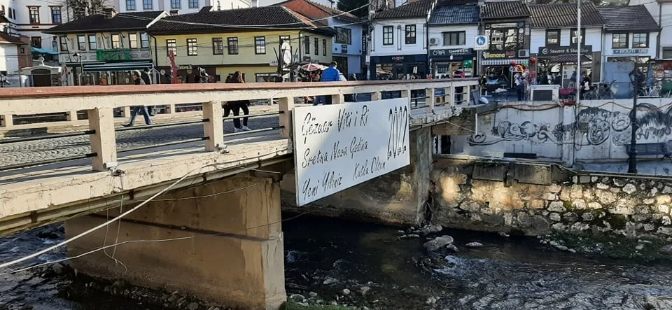 Ec ma ndryshe: Praktika e ndërhyrjeve të paautorizuara në Qendrën Historike të Prizrenit po vazhdon